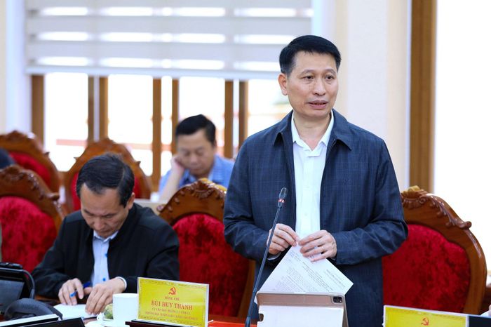 Ủy viên Ban Thường vụ Tỉnh ủy, Trưởng Ban Tuyên giáo và Dân vận Tỉnh ủy Bùi Huy Thành báo cáo về tình hình theo dõi địa bàn được phân công