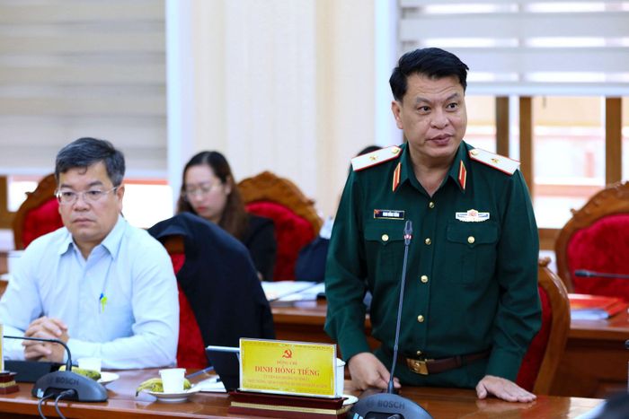 Thiếu tướng Đinh Hồng Tiếng, Ủy viên Ban Thường vụ Tỉnh ủy, Chỉ huy trưởng Bộ Chỉ huy Quân sự tỉnh Lâm Đồng trao đổi về tình hình địa bàn theo dõi