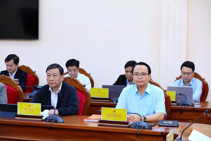 Phó Bí thư Thường trực Tỉnh ủy Đặng Hồng Sỹ và Phó Bí thư Tỉnh ủy Bùi Thắng cùng các đại biểu dự hội nghị