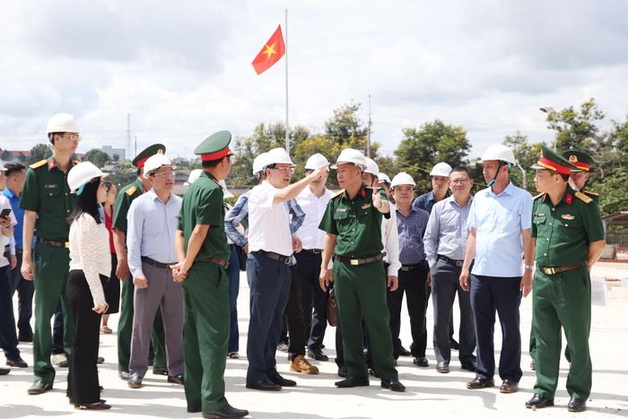 Đồng chí Hồ Văn Mười, Ủy viên Ban Chấp hành Trung ương Đảng, Phó Bí thư Tỉnh ủy, Chủ tịch UBND tỉnh Lâm Đồng kiểm tra thực tế tiến độ thi công trường nội trú liên cấp xã Thuận An