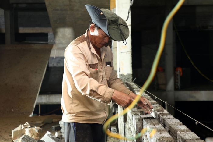Công nhân chia thành nhóm nhỏ, phân chia các khu vực để thi công