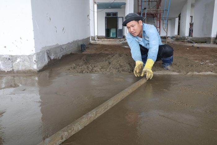 Ban ngày, khi thời tiết thuận lợi, công nhân tập trung thi công các hạng mục ngoài trời