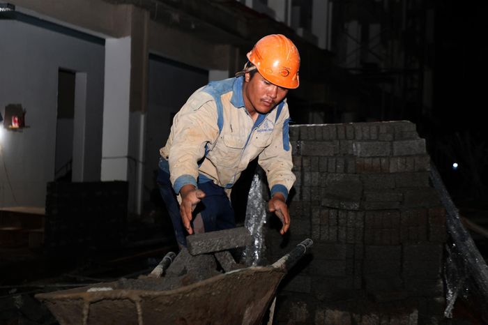 Nhà thầu thi công tiến hành tăng ca, tăng kíp, đẩy nhanh tiến độ thi công công trình