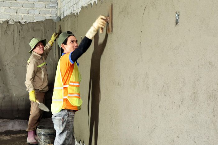 Anh Huỳnh Tiến Dũng (bên phải) cho biết, mỗi tối sẽ có khoảng 3 giờ làm việc