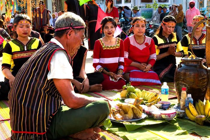 Trong lúc già làng đang cúng mời thần linh, thần lúa, thần núi, thần sông về tham dự Tết Cổ truyền thì các cô gái Raglai cũng cầu nguyện, cầu cho buôn làng, gia đình được bình an