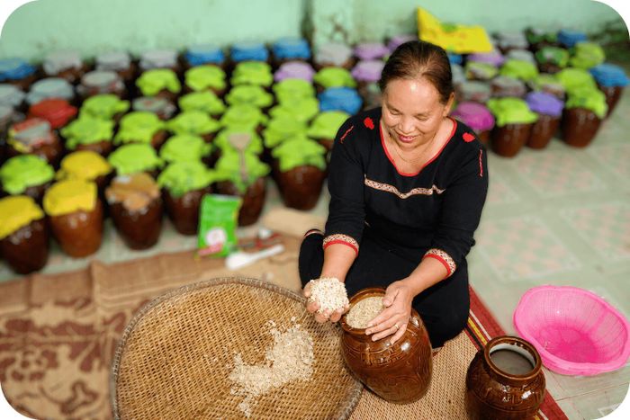 Sau khi trộn tất cả các nguyên liệu xong, bà Đào Thị Tuyn ở xã Phan Sơn cho vào ché trước khi mang đi ủ rượu