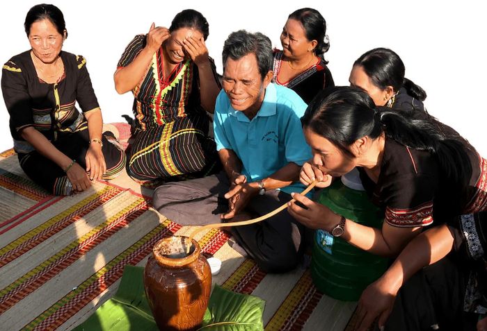 Người Raglai ở xã vùng cao Phan Sơn quan niệm, chỉ khi có ché rượu cần thì lời khấn gửi đến thần linh mới trọn vẹn