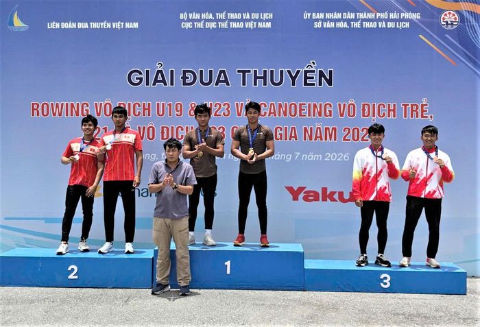 Đôi nam VĐV Nguyễn Minh Hậu – Võ Hùng Thái trên bục nhận HC vàng trong nội dung 200m, lứa tuổi vô địch trẻ