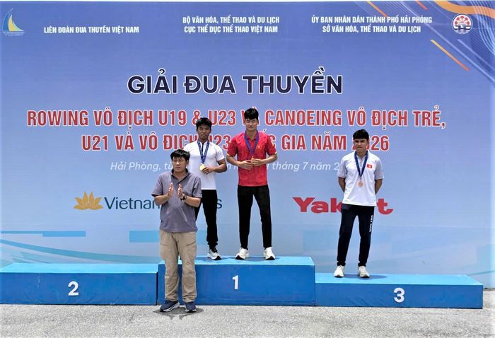 VĐV Võ Trần Anh Thắng (áo trắng) trên bục nhận HCV ở nội dung đua thuyền 1 người cự ly 200m lứa tuổi vô địch trẻ