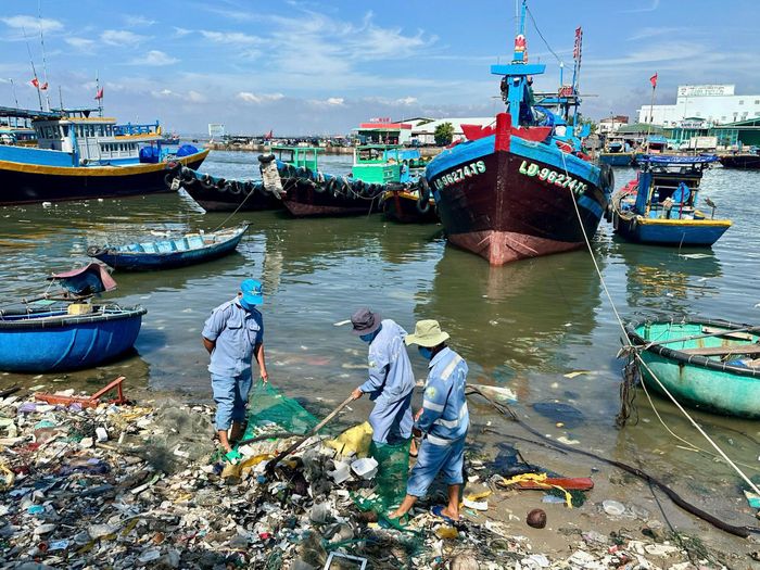 Lực lượng thu gom rác tại khu vực dọc sông Cà Ty, bảo đảm vệ sinh phục vụ Nhân dân và du khách tham quan lễ hội