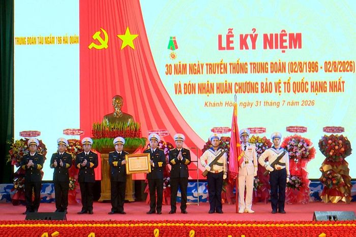 Thừa ủy quyền của Chủ tịch nước, Chuẩn Đô đốc Đỗ Quốc Ân, Phó Tư lệnh Quân chủng Hải quân trao Huân chương Bảo vệ Tổ quốc hạng Nhất cho Trung đoàn Tàu ngầm 196 Hải quân