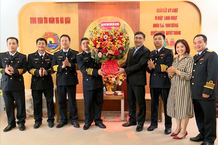 Đồng chí Nguyễn Thanh Hùng, Phó Giám đốc Báo và Phát thanh, Truyền hình Lâm Đồng tặng hoa chúc mừng lãnh đạo đơn vị