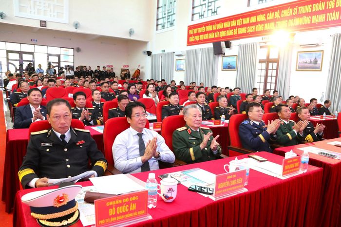 Các đại biểu tham dự Lễ kỷ niệm 30 năm ngày truyền thống Trung đoàn Tàu ngầm 196