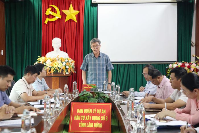 Phó Chủ tịch UBND tỉnh Lâm Đồng Nguyễn Minh chủ trì buổi làm việc với chủ đầu tư, nhà thầu thi công các trường nội trú liên cấp tại 3 xã biên giới Thuận Hạnh, Tuy Đức và Đắk Wil