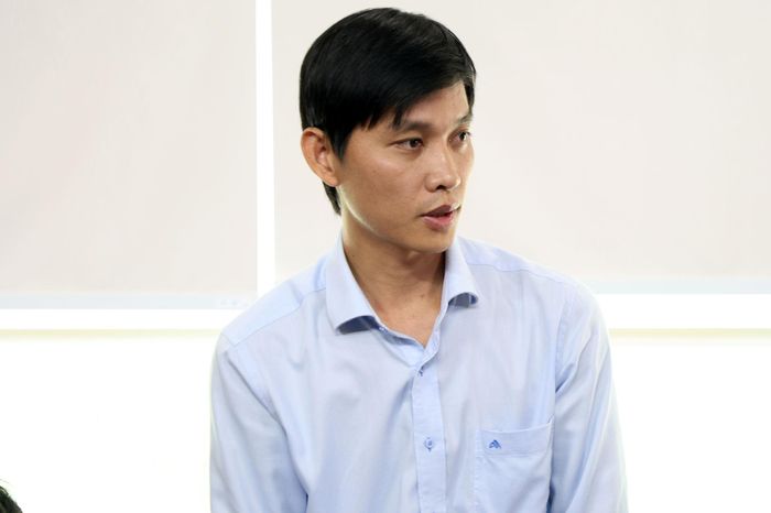 Đại diện nhà thầu thi công báo cáo tiến độ xây dựng trường nội trú xã Thuận Hạnh