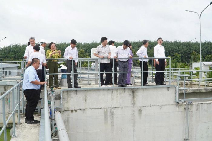 Đồng Chí Nguyễn Hồng Hải, Ủy viên Ban Thường vụ Tỉnh ủy, Phó Chủ tịch UBND tỉnh trong chuyến công tác kiểm tra nhà máy xử lý nước thải cụm công nghiệp Nam Hà