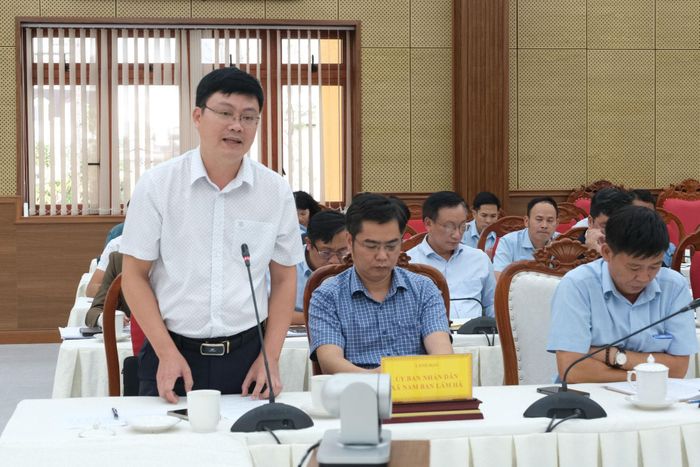 Lãnh đạo xã Hòa Ninh báo cáo tại buổi làm việc