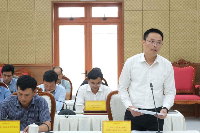 Lãnh đạo Phường 1 Bảo Lộc nêu báo cáo tại cuộc họp
