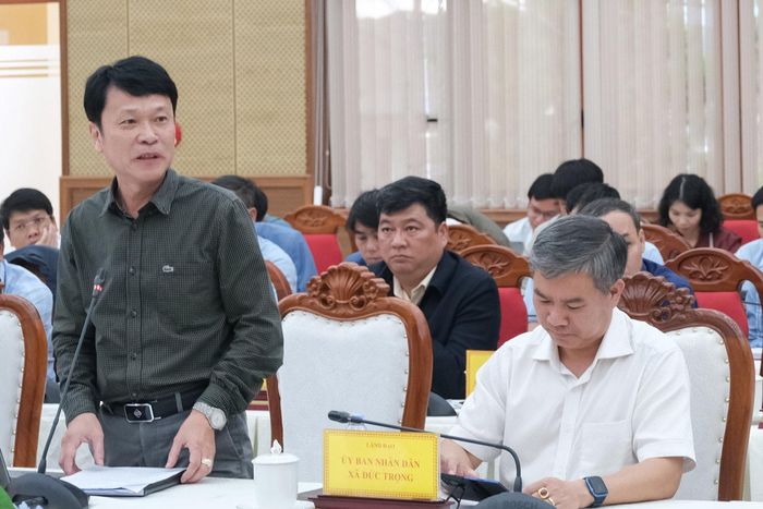 Lãnh đạo xã Đơn Dương nêu báo cáo tại cuộc họp