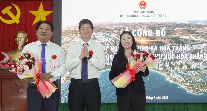 Phó Chủ tịch UBND tỉnh Nguyễn Hồng Hải tặng hoa chúc mừng đại diện Viện Quy hoạch Xây dựng tỉnh và UBND xã Hòa Thắng