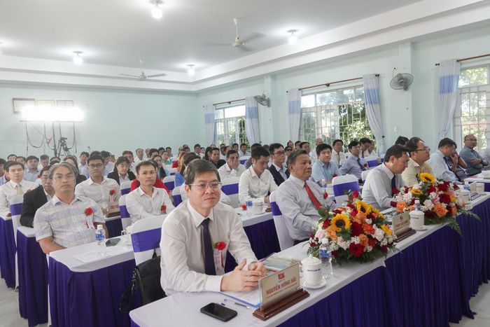 Ủy viên Ban Thường vụ Tỉnh ủy, Phó Chủ tịch UBND tỉnh Nguyễn Hồng Hải cùng lãnh đạo các sở, ngành dự lễ công bố