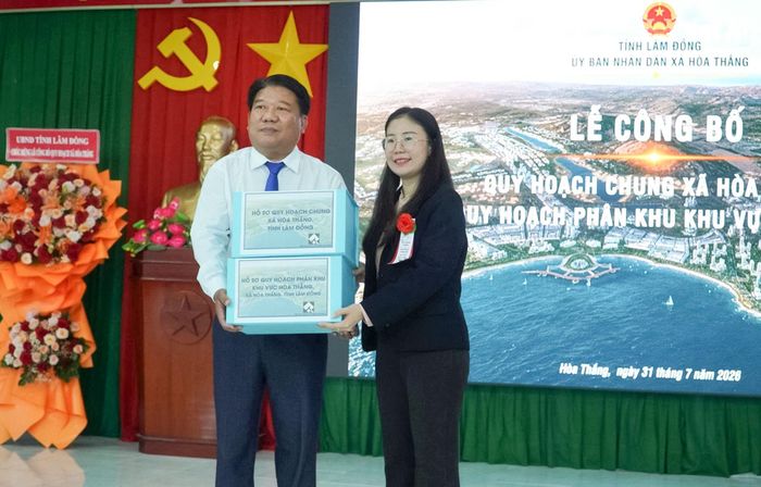 Chủ tịch UBND xã Hòa Thắng Nguyễn Công Lý nhận hồ sơ quy hoạch từ Viện Quy hoạch Xây dựng tỉnh Lâm Đồng
