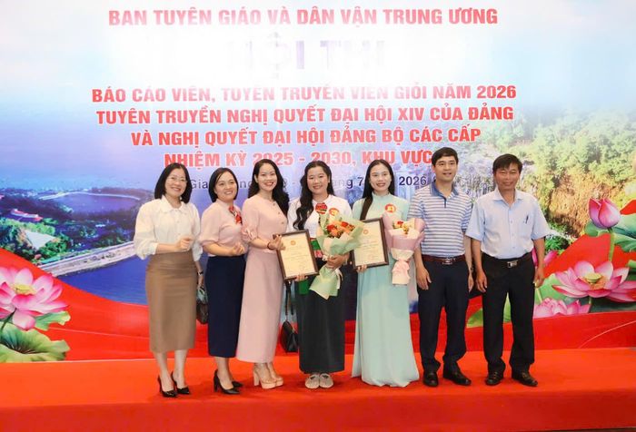 2 thí sinh đoạt giải chụp hình lưu niệm cùng Đoàn tỉnh Lâm Đồng tại hội thi
