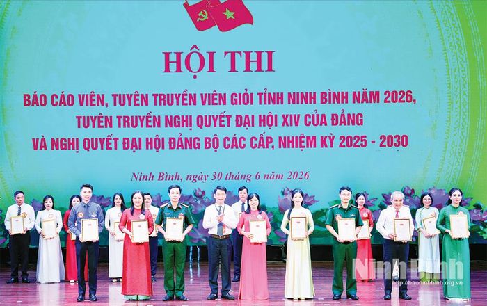 Đồng chí Nguyễn Đức Toàn, Ủy viên Ban Thường vụ Tỉnh ủy, Trưởng Ban Tuyên giáo và Dân vận Tỉnh ủy trao giải cho các thí sinh đoạt giải tại Hội thi Báo cáo viên, tuyên truyền viên giỏi tỉnh Ninh Bình năm 2026. Ảnh: Trường Giang