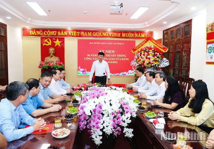 Quang cảnh buổi chúc mừng.