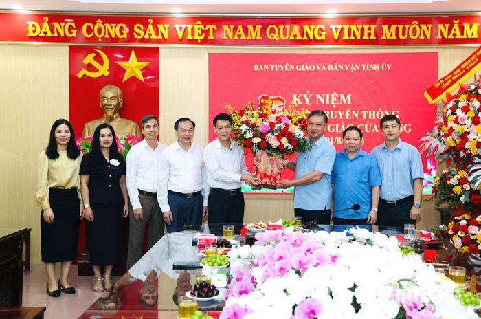 Đồng chí Trưởng ban Tổ chức Tỉnh ủy Đinh Việt Dũng, đồng chí Chủ nhiệm Ủy ban Kiểm tra Tỉnh ủy Vũ Hồng Hiên và lãnh đạo Ban Nội chính Tỉnh ủy tặng hoa chúc mừng Ban Tuyên giáo và Dân vận Tỉnh ủy.