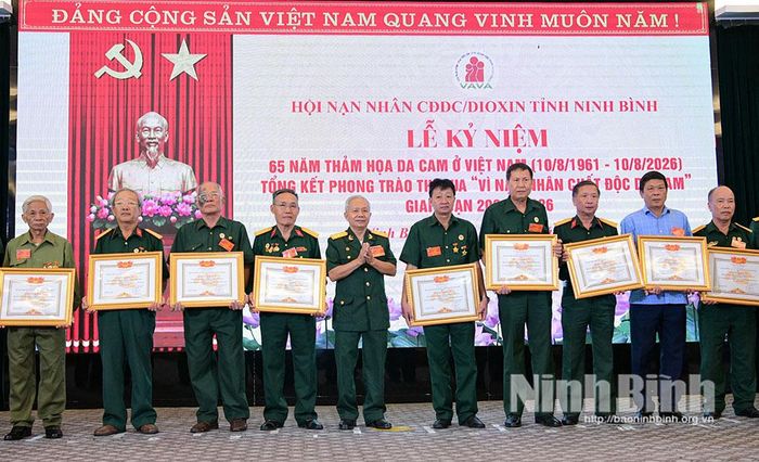 Lãnh đạo Hội Nạn nhân CĐDC/Dioxin tỉnh tặng Giấy khen cho các tập thể có thành tích xuất sắc trong phong trào thi đua “Vì nạn nhân chất độc da cam”, giai đoạn 2021-2026.