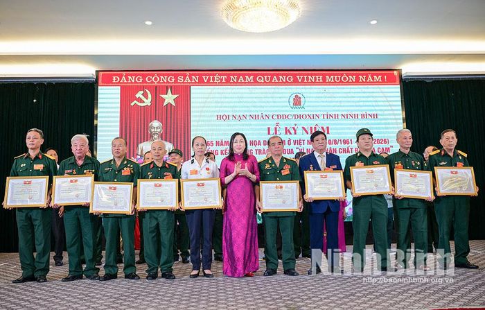 Đồng chí Đinh Thị Lụa, Phó Bí thư Tỉnh ủy, Chủ tịch Ủy ban MTTQ Việt Nam tỉnh trao Bằng khen của Ủy ban MTTQ Việt Nam tỉnh cho các tập thể có thành tích xuất sắc trong phong trào thi đua “Vì Nạn nhân chất độc da cam”, giai đoạn 2021-2026.