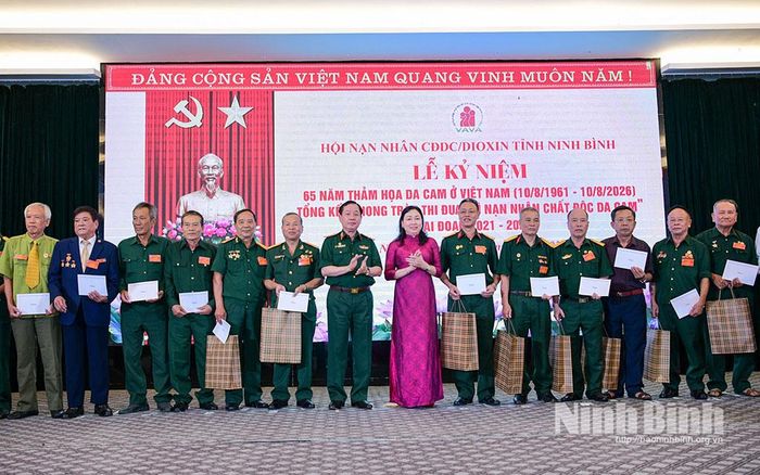 Đồng chí Trung tướng Nguyễn Hữu Chính, Chủ tịch Hội Nạn nhân chất độc da cam/Dioxin Việt Nam và đồng chí Đinh Thị Lụa, Phó Bí thư Tỉnh ủy, Chủ tịch Ủy ban MTTQ Việt Nam tỉnh trao quà của Trung ương Hội cho nạn nhân CĐDC/Dioxin có hoàn cảnh khó khăn.