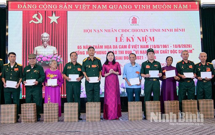 Đồng chí Đinh Thị Lụa, Phó Bí thư Tỉnh ủy, Chủ tịch Ủy ban MTTQ Việt Nam tỉnh trao quà của tỉnh cho nạn nhân CĐDC/Dioxin có hoàn cảnh khó khăn.