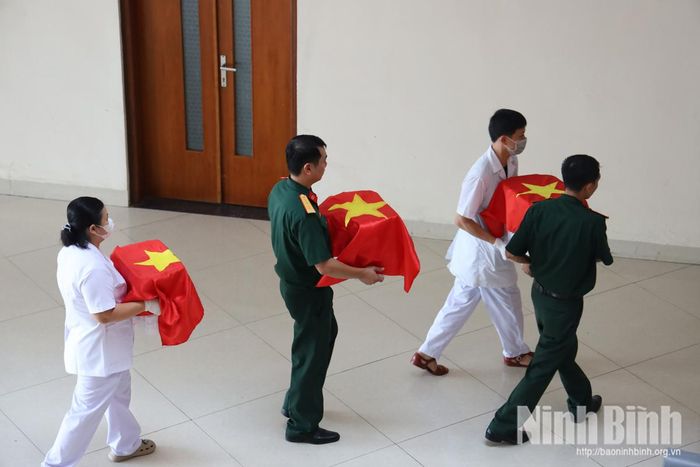 Công tác bàn giao mẫu hài cốt liệt sĩ cho Viện Pháp y Quân đội được thực hiện theo đúng quy trình, bảo đảm phục vụ giám định ADN.