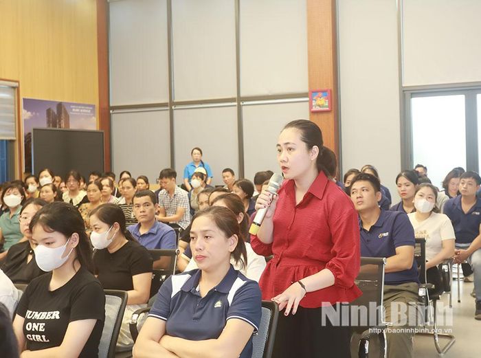 Đại diện người lao động nêu câu hỏi tại hội nghị.