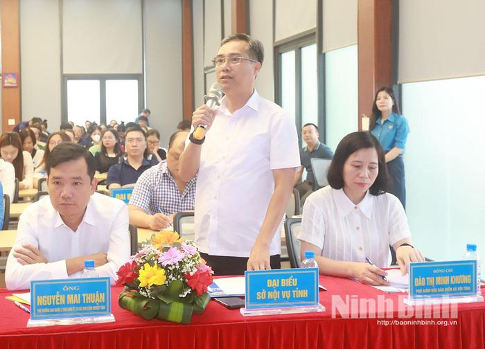 Đại diện Sở Nội vụ làm rõ những vấn đề người lao động quan tâm.