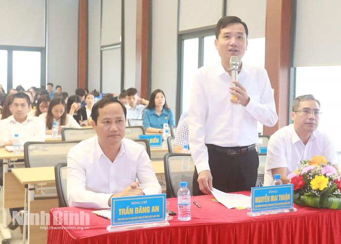 Lãnh đạo Ban Quản lý Khu kinh tế và các khu công nghiệp tỉnh giải đáp các thắc mắc của người lao động.