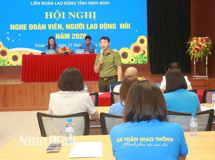 Đại diện Công an tỉnh trả lời câu hỏi, đồng thời tuyên truyền một số kỹ năng phòng tránh tín dụng đen.