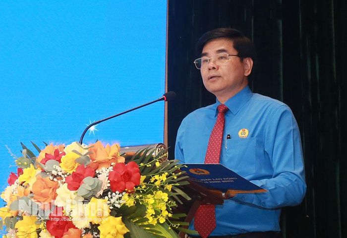 Đồng chí Chủ tịch LĐLĐ tỉnh Nguyễn Hải Long phát biểu tại hội nghị.