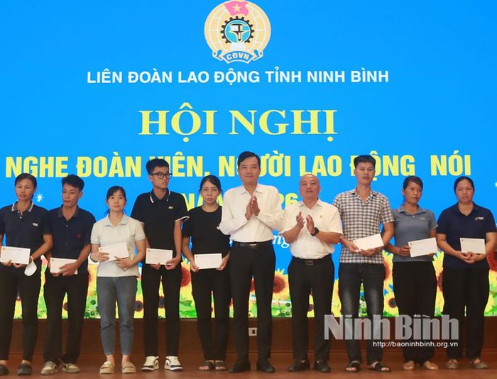 Lãnh đạo Ban Quản lý Khu kinh tế và các khu công nghiệp tỉnh, Công ty Cổ phần Đầu tư Hạ tầng Bảo Minh trao quà cho đoàn viên, người lao động có hoàn cảnh khó khăn.