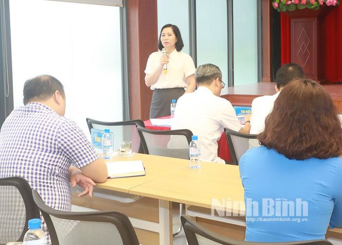 Lãnh đạo Bảo hiểm xã hội tỉnh giải đáp các thắc mắc của người lao động.