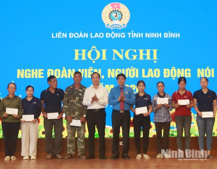 Đồng chí Chủ tịch LĐLĐ tỉnh Nguyễn Hải Long và lãnh đạo Ủy ban MTTQ Việt Nam tỉnh trao quà cho đoàn viên, người lao động có hoàn cảnh khó khăn.