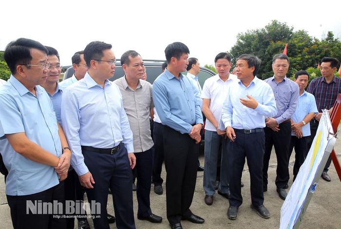 Đồng chí Bí thư Tỉnh ủy Trần Huy Tuấn và Đoàn công tác khảo sát khu vực Bến thuyền Vân Long.