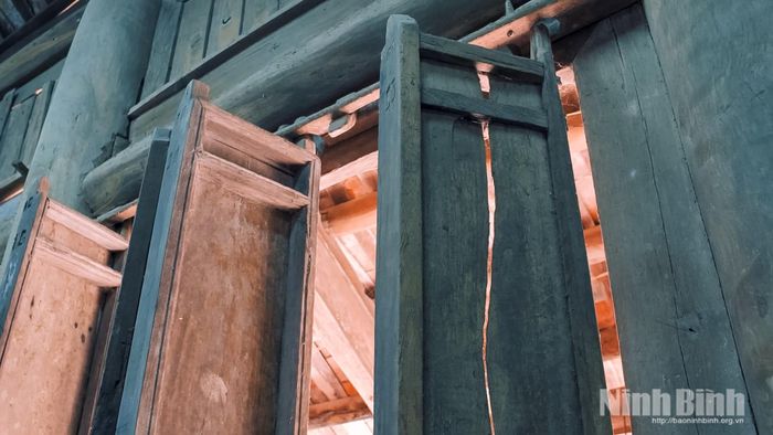Hệ thống cột, kèo và các cấu kiện gỗ của chùa bị mối mọt, ảnh hưởng đến khả năng chịu lực của công trình.