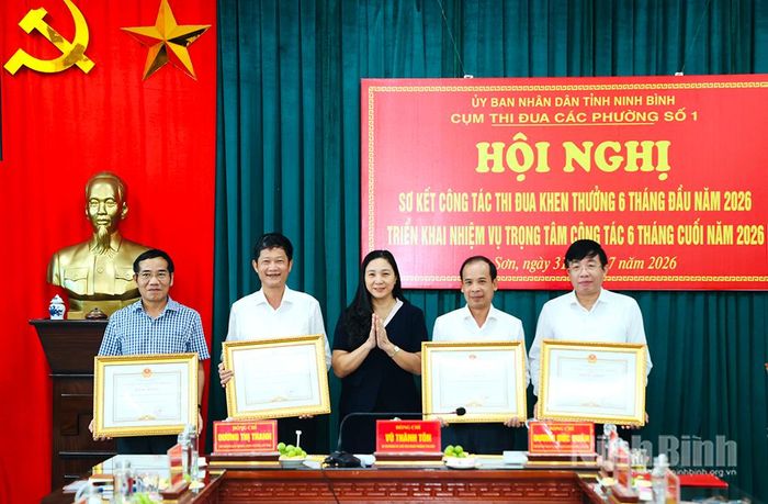 Lãnh đạo Ban Thi đua, khen thưởng (Sở Nội vụ) trao Bằng khen của UBND tỉnh cho các thành viên trong Cụm có thành tích xuất sắc trong phong trào thi đua năm 2025.