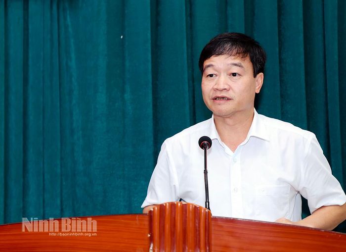 Lãnh đạo phường Yên Sơn trình bày báo cáo kết quả thực hiện phong trào thi đua, công tác khen thưởng và việc thực hiện Giao ước thi đua của Cụm trong 6 tháng đầu năm.