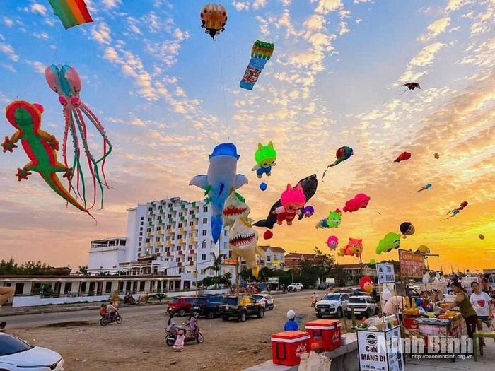 Sự xuất hiện của những cánh diều nghệ thuật khổng lồ tạo nên điểm nhấn, đem lại những trải nghiệm hấp dẫn với du khách khi đến với Khu du lịch biển Thịnh Long.