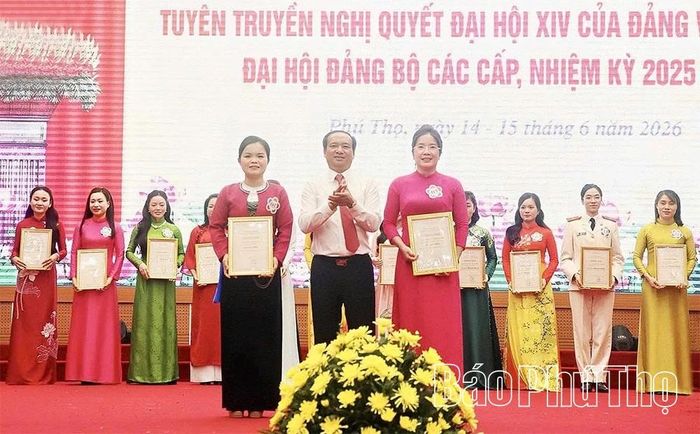 Đồng chí Lương Đức Minh - Ủy viên Ban Thường vụ Tỉnh ủy, Trưởng Ban Tuyên giáo và Dân vận Tỉnh ủy trao Giấy khen cho các cá nhân có thành tích xuất sắc trong Hội thi báo cáo viên, tuyên truyền viên giỏi. Ảnh: Trần Tuấn