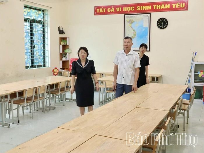 Lãnh đạo Trường Tiểu học Lê Đồng rà soát cơ sở vật chất, phòng học trước thềm năm học mới 2026–2027.